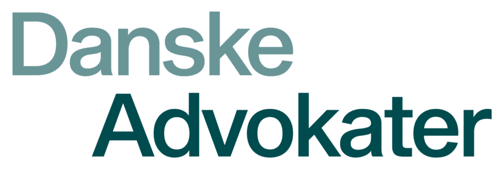 Tekstlogo med ordene Danske Advokater i stor, sans-serif skrifttype; Danske er i lys blågrøn og Advokater er i mørk blågrøn på en lys baggrund.